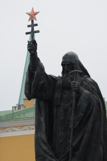 Москва.  Памятник патриарху Гермогену в Александровском саду.