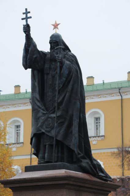 Москва.   Памятник патриарху Гермогену в Александровском саду.