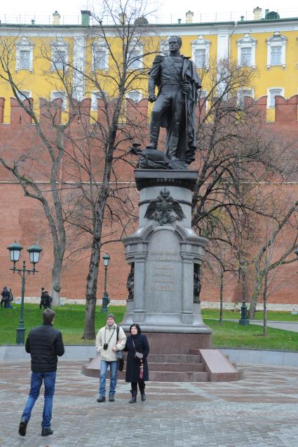 Москва.   Памятник императору Александру I  в Александровском саду.