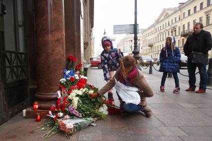 Санкт-Петербург. Люди приносят цветы к Генеральному консульству Франции в память о жертвах теракта в Париже.