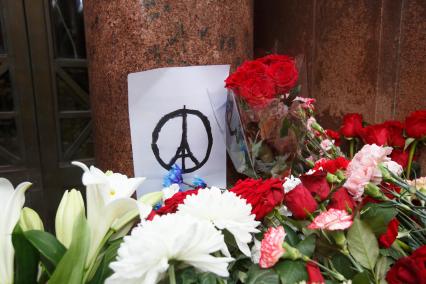 Санкт-Петербург. Люди приносят цветы к Генеральному консульству Франции в память о жертвах теракта в Париже.