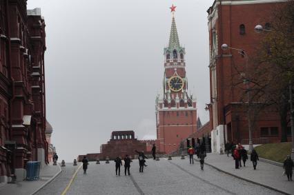 Москва.  Вид на Спасскую башню Кремля (справа) и Мавзолей В.И. Ленина (в центре)  на Красной площади.