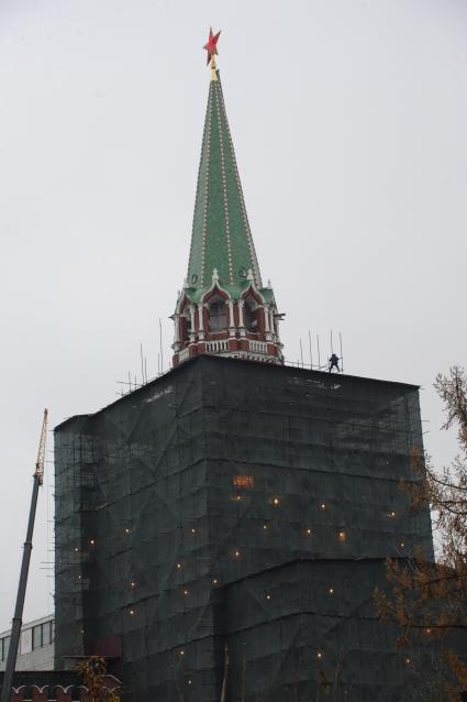 Москва. Вид на Троицкую башню Кремля, где проходит комплексная реставрация.