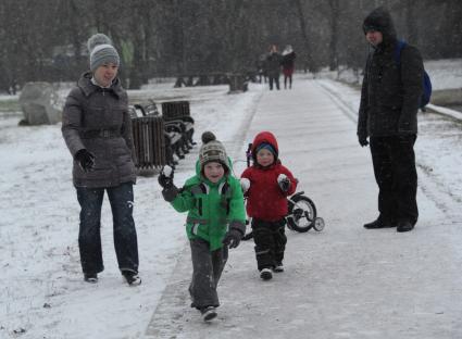 Москва. Усадьба Кусково.   Люди гуляют в парке.