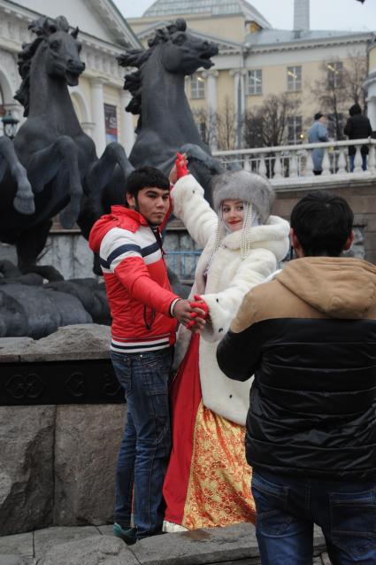 Москва. Фотографирование на фоне скульптурной группы `Времена года` фонтана `Гейзер`.