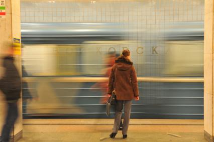 Москва. Пассажиры  на станции метро `Войковская`.