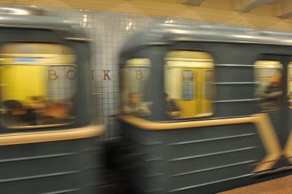 Москва. Поезд на станции метро `Войковская`.