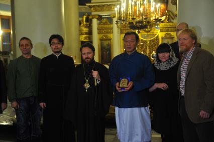 Москва. Председатель Отдела внешних церковных связей Московского Патриархата митрополит Волоколамский Иларион (третий слева) и актер Кэри-Хироюки Тагава  после таинства крещения в храме иконы Божьей Матери `Всех скорбящих Радость` на Большой Ордынке.  Актеры Иван Охлобыстин (слева) и продюсер Любовь Калинская.