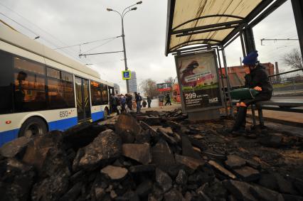 Москва.  Замена асфальтового покрытия на тротуаре.