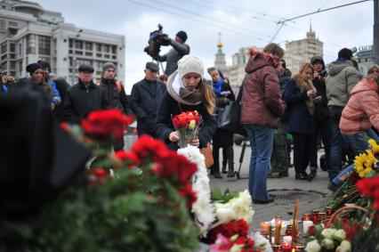 Москва.   Возложение цветов у посольства Франции в память о погибших в результате серии терактов в Париже, произошедших в ночь на субботу 14 ноября.