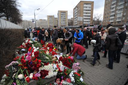 Москва.   Возложение цветов у посольства Франции в память о погибших в результате серии терактов в Париже, произошедших в ночь на субботу 14 ноября.