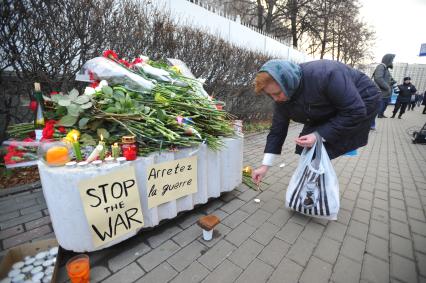 Москва.   Возложение цветов у посольства Франции в память о погибших в результате серии терактов в Париже, произошедших в ночь на субботу 14 ноября.