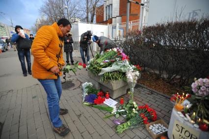 Москва.   Возложение цветов у посольства Франции в память о погибших в результате серии терактов в Париже, произошедших в ночь на субботу 14 ноября.