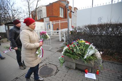 Москва.   Возложение цветов у посольства Франции в память о погибших в результате серии терактов в Париже, произошедших в ночь на субботу 14 ноября.