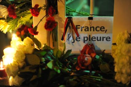 Москва.   Цветы и свечи у посольства Франции в память о погибших в результате серии терактов в Париже, произошедших в ночь на субботу 14 ноября.