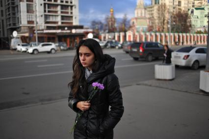 Москва.   Возложение цветов у посольства Франции в память о погибших в результате серии терактов в Париже, произошедших в ночь на субботу 14 ноября.