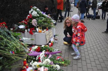 Москва.   Возложение цветов у посольства Франции в память о погибших в результате серии терактов в Париже, произошедших в ночь на субботу 14 ноября.