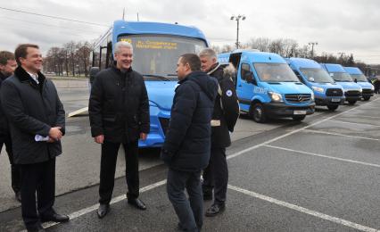 Москва. ВДНХ. Руководитель Департамента транспорта и развития дорожно-транспортной инфраструктуры города Максим Ликсутов (слева) и мэр Москвы Сергей Собянин (второй слева) во время осмотра автомобилей ООО `Автокарз`, закупленных МУП `Мосгортранс`.