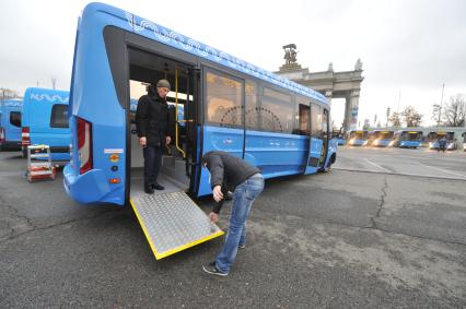 Москва. ВДНХ. Автомобиль ООО `Автокарз` (слева) и новые автобусы ЛиАЗ (справа), закупленные МУП `Мосгортранс`.