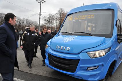 Москва. ВДНХ. Генеральный директор ГУП `Мосгортранс` Евгений Михайлов (второй слева) и руководитель Департамента транспорта и развития дорожно-транспортной инфраструктуры города Москвы Максим Ликсутов (справа) во время осмотра автомобилей ООО `Автокарз`, закупленных МУП `Мосгортранс`.