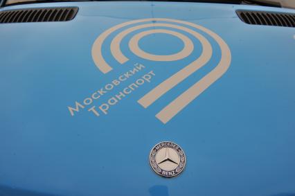 Москва. Автомобили ООО `Автокарз`, закупленные МУП `Мосгортранс`. Логотип `Московского транспорта`.
