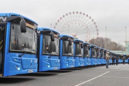 Москва. ВДНХ. Новые низкопольные автобусы марки ЛиАЗ-529222, закупленные МУП `Мосгортранс`.
