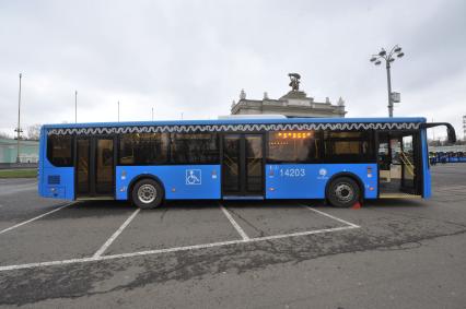 Москва. ВДНХ. Новые низкопольные автобусы марки ЛиАЗ-529222, закупленные МУП `Мосгортранс`.