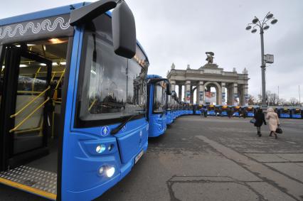 Москва. ВДНХ. Новые низкопольные автобусы марки ЛиАЗ-529222, закупленные МУП `Мосгортранс`.
