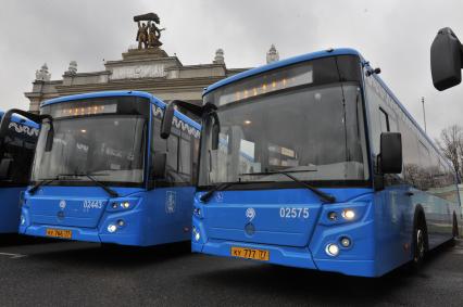 Москва. ВДНХ. Новые низкопольные автобусы марки ЛиАЗ-529222, закупленные МУП `Мосгортранс`.