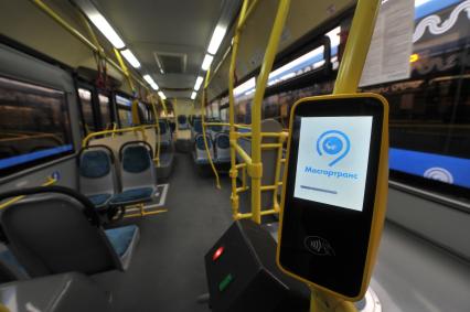 Москва. Салон нового низкопольного автобуса марки ЛиАЗ-529222, закупленного МУП `Мосгортранс`.