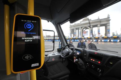 Москва. Салон нового низкопольного автобуса марки ЛиАЗ-529222, закупленного МУП `Мосгортранс`.