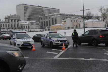 Москва. Автомобили ДПС на Боровицкой площади.