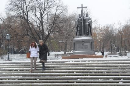 Москва.  Памятник  Кириллу и Мефодию на Славянской площади.