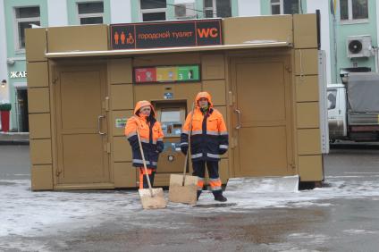 Москва.  Дворники около городского туалета.