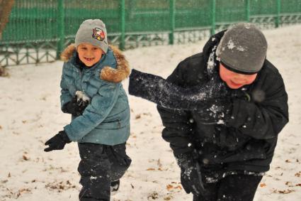 Москва.  Дети играют в снежки.