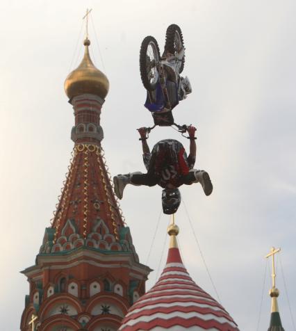 Москва. Участник соревнований по фристайл-мотокроссу Red Bull X-Fighters на Васильевском спуске.