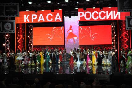 Москва. Участницы XXI Национального фестиваля талантов и красоты `Краса России - 2015` в театре Надежды Бабкиной `Русская песня`.