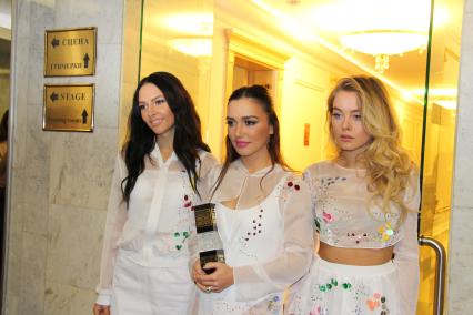 Москва. Участницы группы `Серебро` Полина Фаворская, Ольга Серябкина и Дарья Шашина (слева направо) на вручении третьей `Реальной премии Musicbox 2015` в Государственном Кремлевском Дворце.