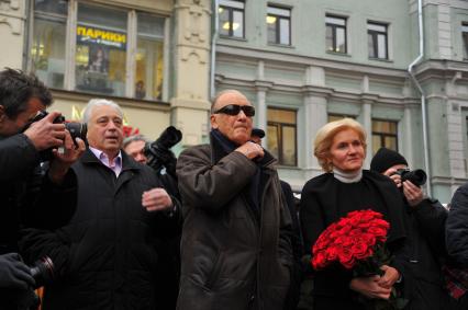 Москва.  Заместитель Мэра Москвы по вопросам социального развития Леонид Печатников, композитор Родион Щедрин и вице-премьер Ольга Голодец (слева направо) на церемонии открытия мемориальной доски и сквера, названного в честь балерины Майи Плисецкой,  на улице Большая Дмитровка.