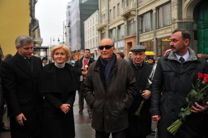 Москва.   Руководитель Департамента культуры города Москвы Александр Кибовский, вице-премьер Ольга Голодец и  композитор Родион Щедрин  (слева направо) на церемонии открытия мемориальной доски и сквера, названного в честь балерины Майи Плисецкой,  на улице Большая Дмитровка.