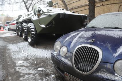 Москва. Автоломбард на Болотной площади, д.10. БТР (второй справа).