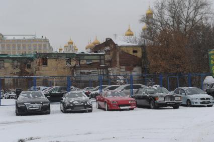 Москва. Автоломбард на Болотной площади, д.10.