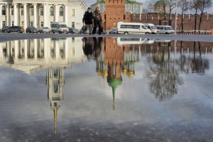 Тула. Отражение Тульского кремля в луже.