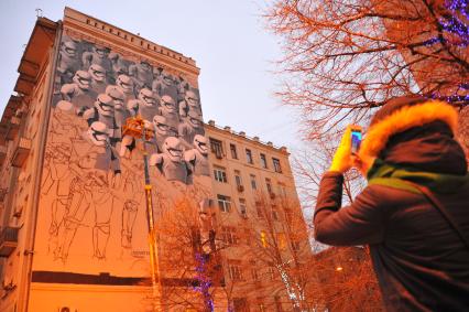 Москва. Граффити по мотивам фильма `Звездные войны` на фасаде одного из домов по Садовой-Спасской улице.