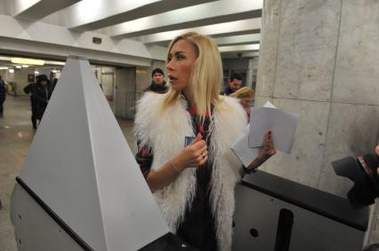 Москва. Фигуристка Анастасия Гребенкина во время квеста в метро.