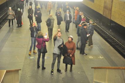 Москва.   Телеведущий Коля Серга (в центре)  во время квеста в метро.