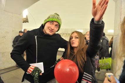 Москва.   Телеведущий Коля Серга  во время квеста в метро.