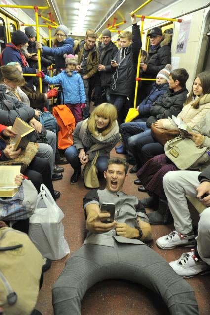 Москва.   Телеведущий Коля Серга  во время квеста в метро.