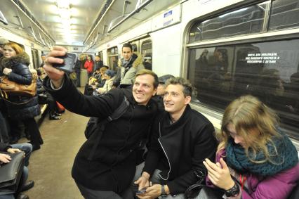 Москва.   Телеведущий Коля Серга (второй справа)  во время квеста в метро.