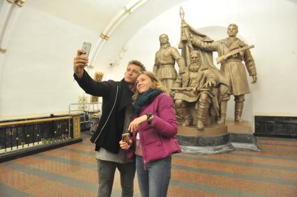 Москва.   Телеведущий Коля Серга  во время квеста в метро.